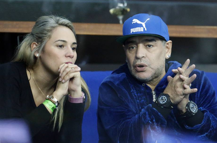 Maradona con la compagna Rocio Oliva. Afp